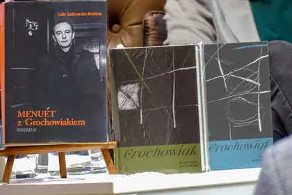 Książki o Stanisławie Grochowiaku prezentowane podczas spotkania.