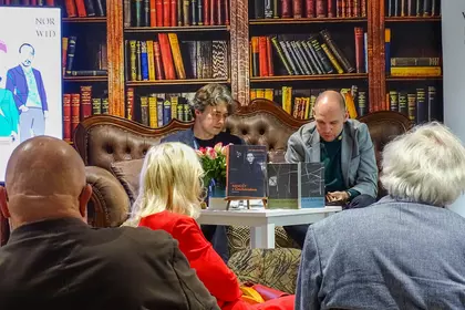 Spotkanie autorskie w bibliotece, rozmowa na kanapie przed publicznością.