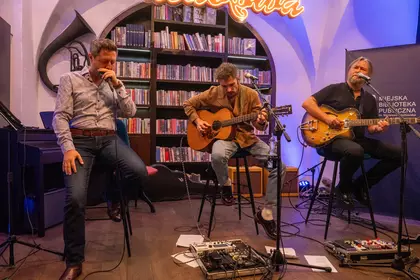 Trzech muzyków podczas koncertu w Bibliotece Ratuszowej.