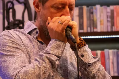 Muzyk grający na harmonijce ustnej.