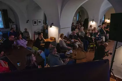 Publiczność słuchająca koncertu w Bibliotece Ratuszowej.