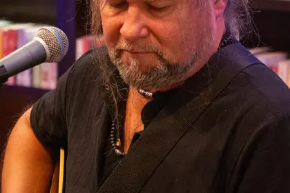 Gitarzysta śpiewający podczas koncertu.