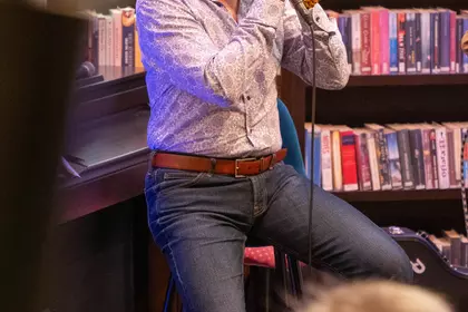 Muzyk grający na harmonijce ustnej podczas koncertu.