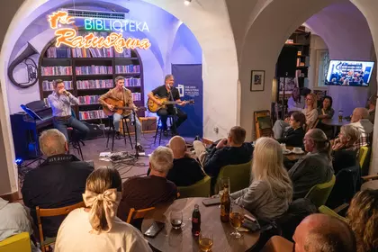 Publiczność oglądająca koncert Jaguś / Szczęsny / Łęczycki w Bibliotece Ratuszowej.