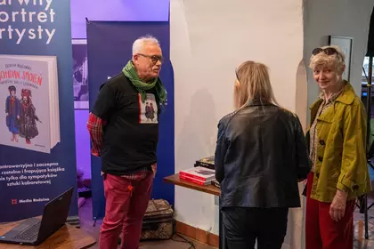 Krzysztof Deszczyński rozmawia z uczestnikami spotkania przy stoisku z książką „Bohdan Smoleń. Toksy