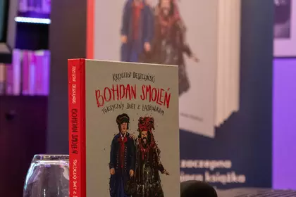 Książka „Bohdan Smoleń. Toksyczny duet z Laskowikiem” na stole podczas spotkania.