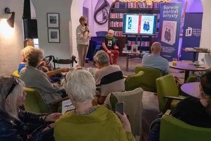 Krzysztof Deszczyński podczas spotkania w Bibliotece Ratuszowej, przed publicznością.