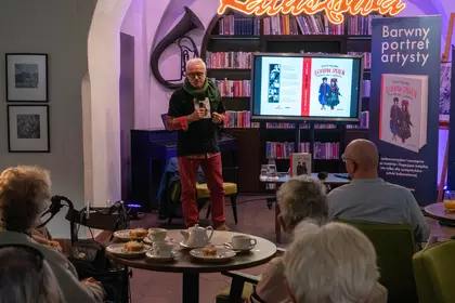 Publiczność słucha Krzysztofa Deszczyńskiego podczas spotkania w Bibliotece Ratuszowej.