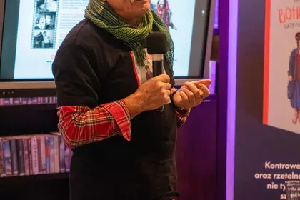 Krzysztof Deszczyński mówi do publiczności w Bibliotece Ratuszowej.