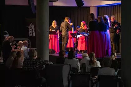Zespół Wokalny Cantus podczas koncertu „Brzmienia jesieni” w Leszczyńskiej Galerii Książki.