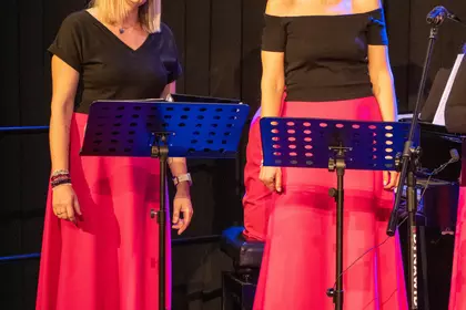 Dwie wokalistki Zespołu Cantus podczas wspólnego wykonania utworu.