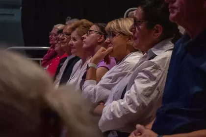 Publiczność skupiona na występie Zespołu Wokalnego Cantus.