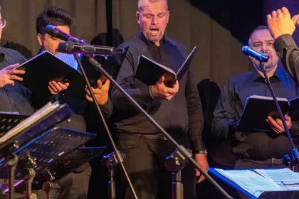 Wokalistka i wokaliści Cantus podczas koncertu „Brzmienia jesieni”.
