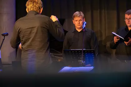 Śpiewacy zespołu Cantus wykonują utwór przy akompaniamencie muzycznym.