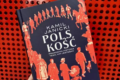 Książka zaprezentowana w bibliotecznej przestrzeni.
