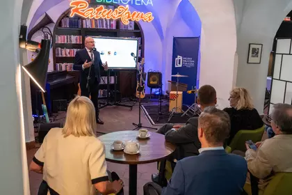Dyrektor biblioteki przemawia do gości.