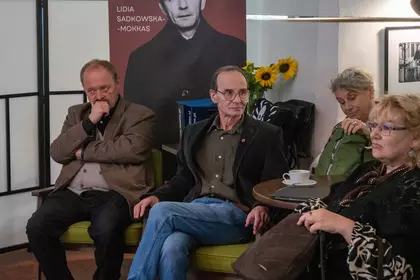 Goście wydarzenia siedzą na widowni.