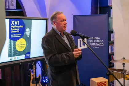 Prelegent przemawia do zgromadzonej publiczności.