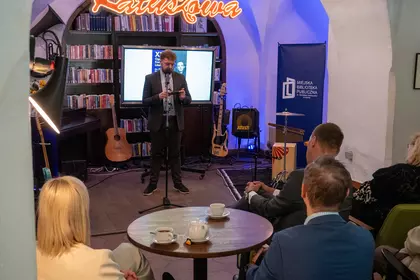 Laureat przemawia przed publicznością.