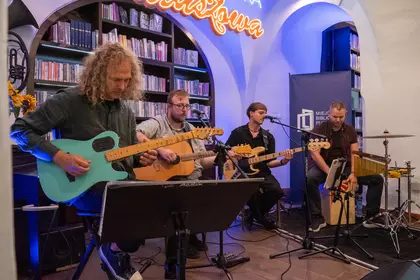 Zespół Sejsmograf na scenie Biblioteki Ratuszowej.