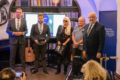 Laureaci pozują do pamiątkowego zdjęcia.