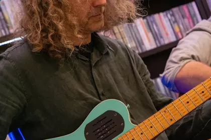 Mężczyzna gra na gitarze.