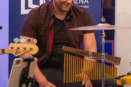 Mężczyzna gra na instrumentach perkusyjnych.