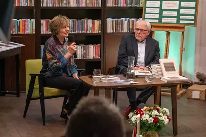Kazimierz Jaworski i prowadząca podczas rozmowy autorskiej w Bibliotece Ratuszowej.