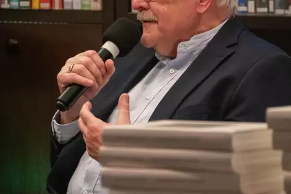 Autor omawia swoją poezję podczas spotkania.