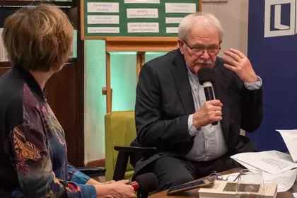Kazimierz Jaworski podczas rozmowy z prowadzącą spotkanie.