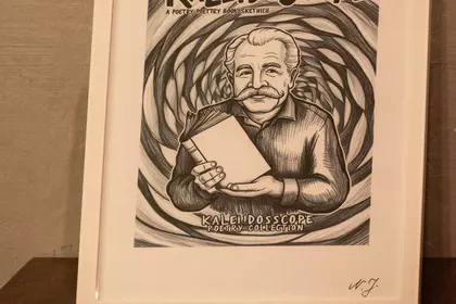 Grafika przedstawiająca autora z książką „Kalejdoskop rymów”.