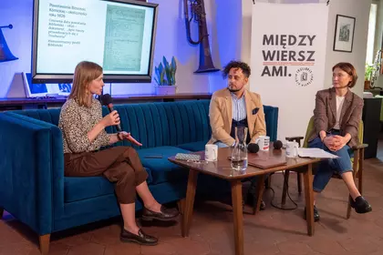 Goście rozmawiają na kanapie podczas spotkania „Między wierszami. Ekslibris”.