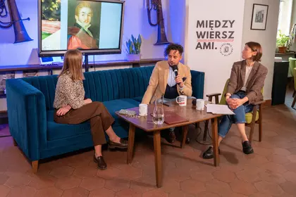 Goście rozmawiają w Bibliotece Ratuszowej.