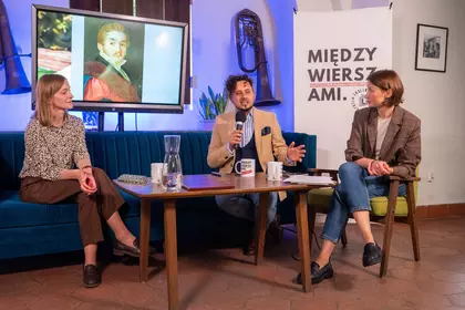 Troje gości uczestniczy w rozmowie w ramach cyklu „Między wierszami. Ekslibris”.