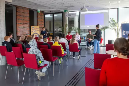 Uczestnicy podczas warsztatów „Do usłyszenia w kulturze” w Leszczyńskiej Galerii Książki.