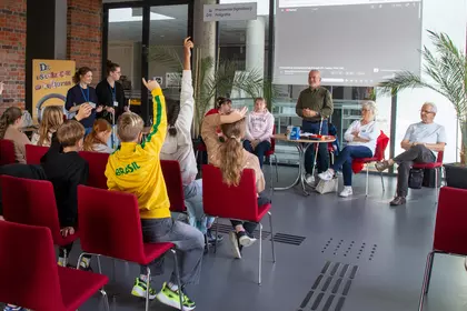 Dzieci słuchają prowadzących podczas warsztatów o dostępności kultury.
