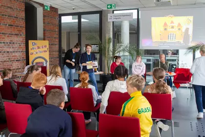 1. Dzieci uczestniczą w warsztatach o audiodeskrypcji i dostępności kultury.